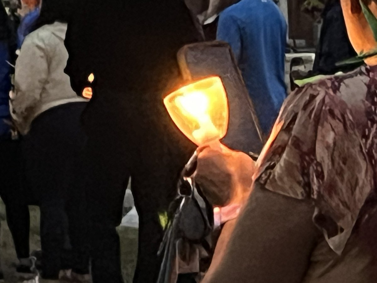 MichelleWolfTV's tweet image. Dozens stand #VBStrong as they light their candles during tonight’s 5/31 vigil @WAVY_News