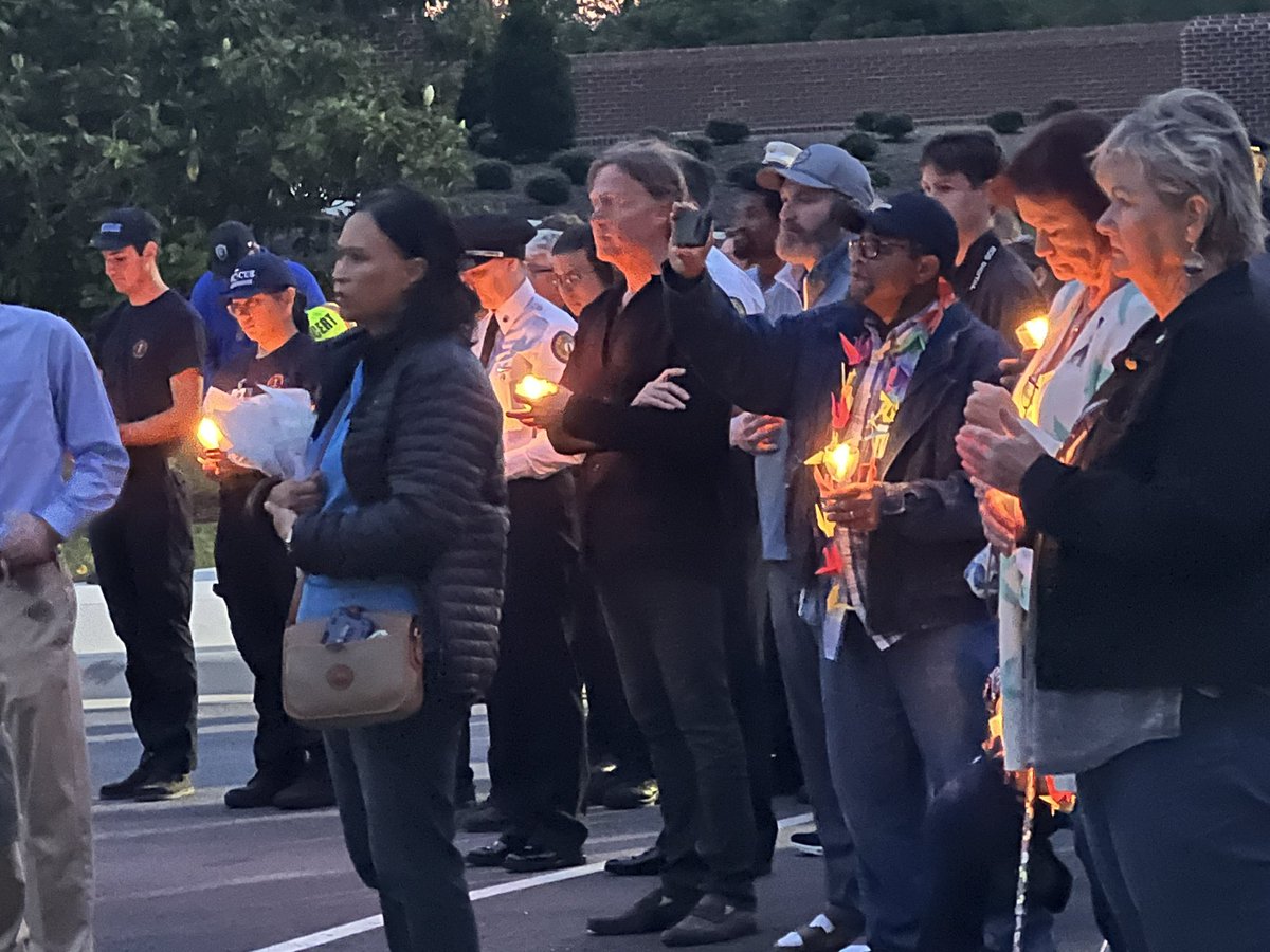 MichelleWolfTV's tweet image. Dozens stand #VBStrong as they light their candles during tonight’s 5/31 vigil @WAVY_News