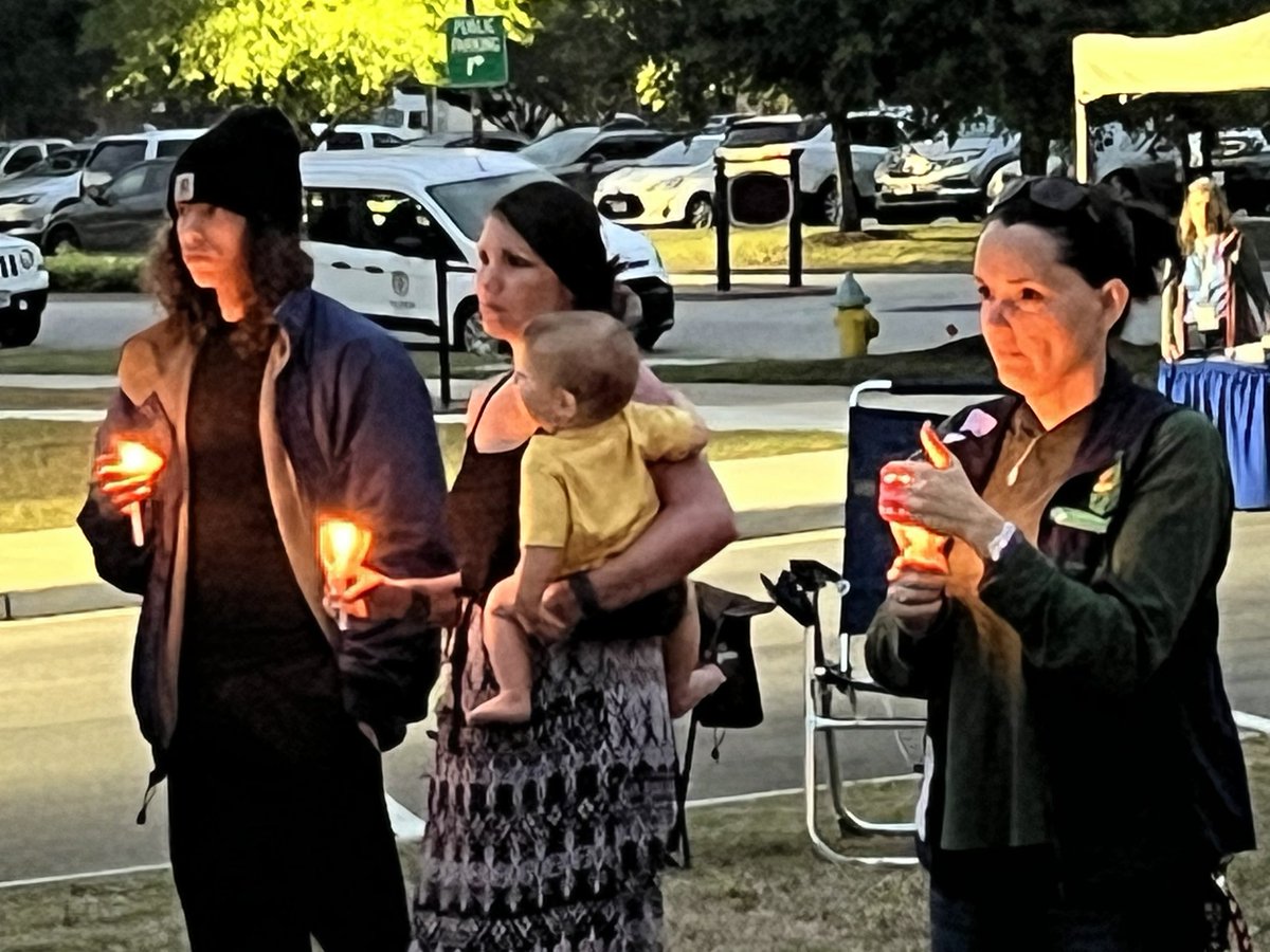 MichelleWolfTV's tweet image. Dozens stand #VBStrong as they light their candles during tonight’s 5/31 vigil @WAVY_News