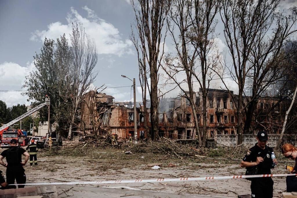 WCK’s Emergency Team was on site immediately following a Russian missile strike on a Dnipro medical facility to provide fresh meals for rescue workers & firefighters. Two people were killed & more than 20 people were injured, including two children. #ChefsForUkraine
