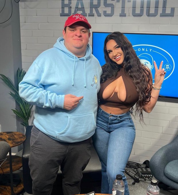 Noon tomorrow @OnlyStansShow ??? https://t.co/ho7yCutPyP