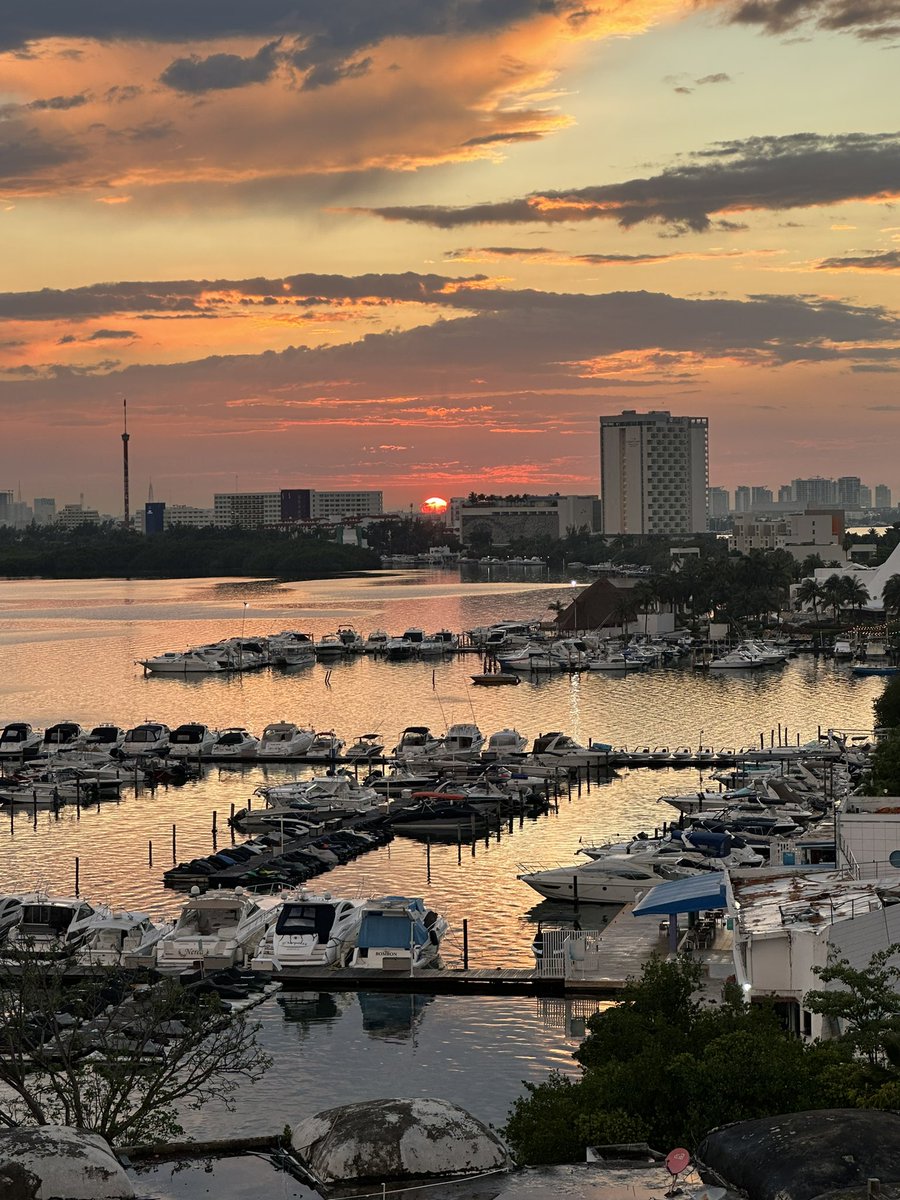 mdee1967's tweet photo. Sunset in #Cancun https://t.co/ONzBzaBPiI