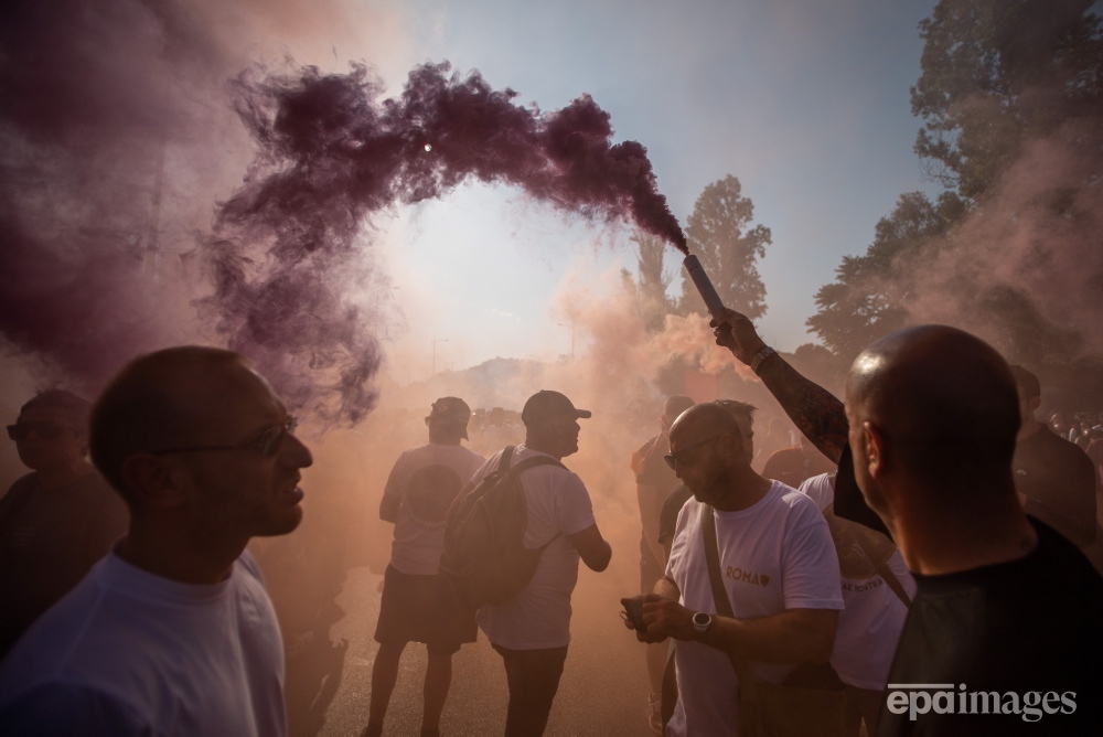 AS Roma fans march towards the stadium ahead of the UEFA Europa League final soccer match between Seviila FC and AS Roma, in Budapest, Hungary, 31 May 2023.  
📸 EPA / MTI / Zoltan Balogh

#epaimages
