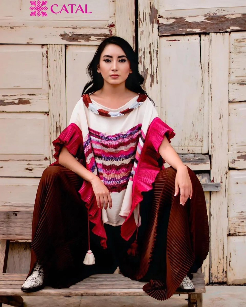 Les presento a Joss Ramirez , tiene 20 años y es un gran artesano y diseñador. 
El viene a una familia de artesanos tzotziles de Venustiano Carranza ,Chiapas y su sueño es ser reconocido y que su trabajo y el de su familia sean valorados.♥️
Les dejo su IG: instagram.com/catal_mx