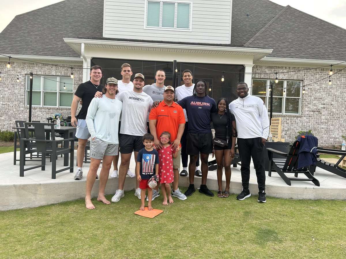 B_Aigamaua's tweet image. F.A.M.I.L.Y

Dinner &amp;amp; fellowship with the guys! Blessed to be doing life with this group!

#SealTeam