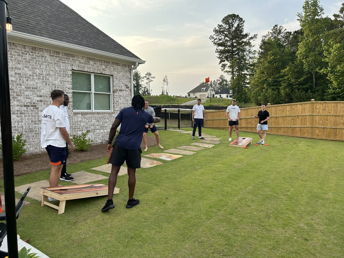 B_Aigamaua's tweet image. F.A.M.I.L.Y

Dinner &amp;amp; fellowship with the guys! Blessed to be doing life with this group!

#SealTeam