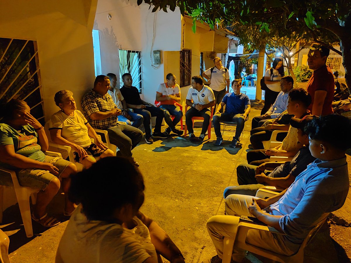 CarlosPElCholo's tweet photo. En el barrio #NuevaBelen Monteria le dicen si al empleo! con @kerguelenhugo próximo alcalde de la ciudad. #TrabajoSiHay. https://t.co/8uzLBdoMsc