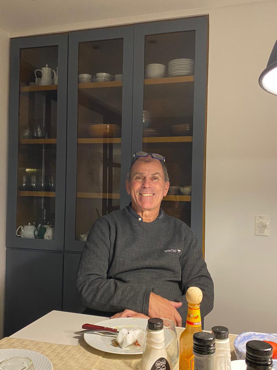 Mañana es la ultima donación de mi viejo!  Siempre cuando se necesitaba el aparecia.. dono medula y sangre toda su vida! 
Asi el se prepara para mañana!
(Su ultima porque cumple 65)
MI HEROE