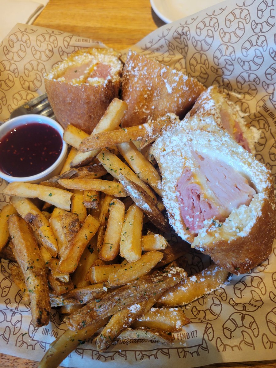 AuntHane's tweet photo. @KyleBusch ate at Cheddars today to celebrate my 12 yr kidney transplant. #8isgreat
#favoritedriver #montecristo https://t.co/q7L7CH0HqZ