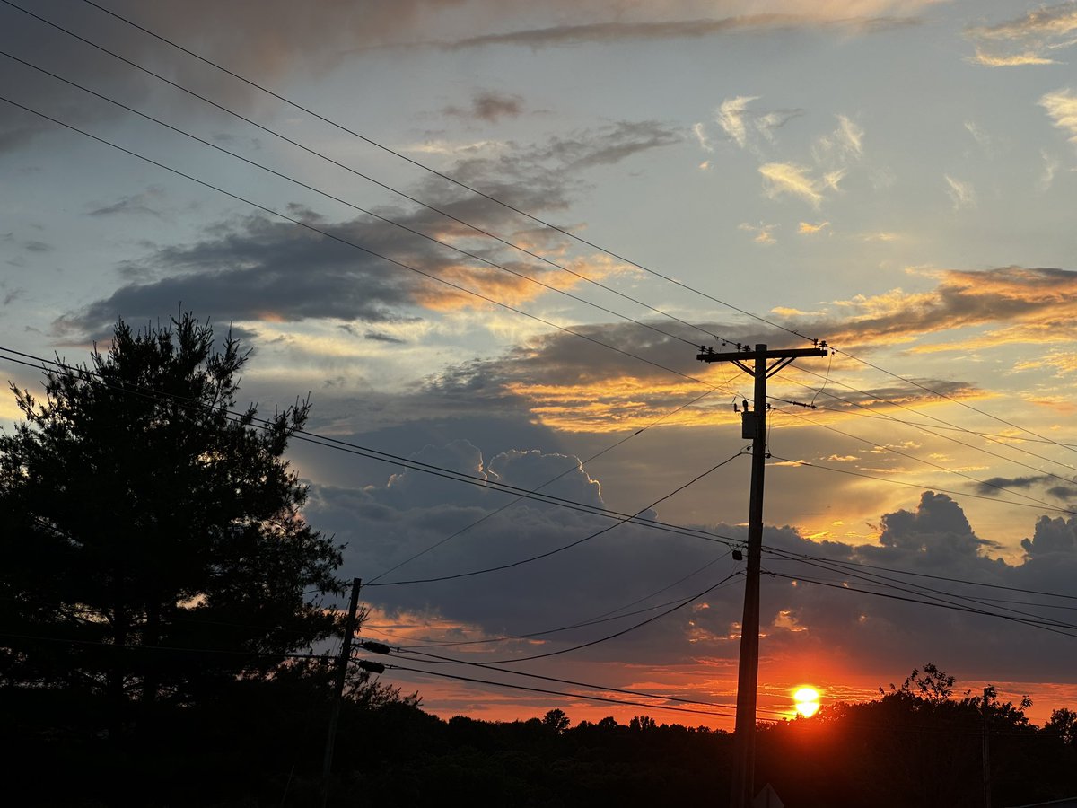 Camo_Spider's tweet photo. Beautiful sunset #nofilter #sunsetphotography #MonticelloKY @Kentuckyweather @MonticelloKY https://t.co/U7DmQgakFp
