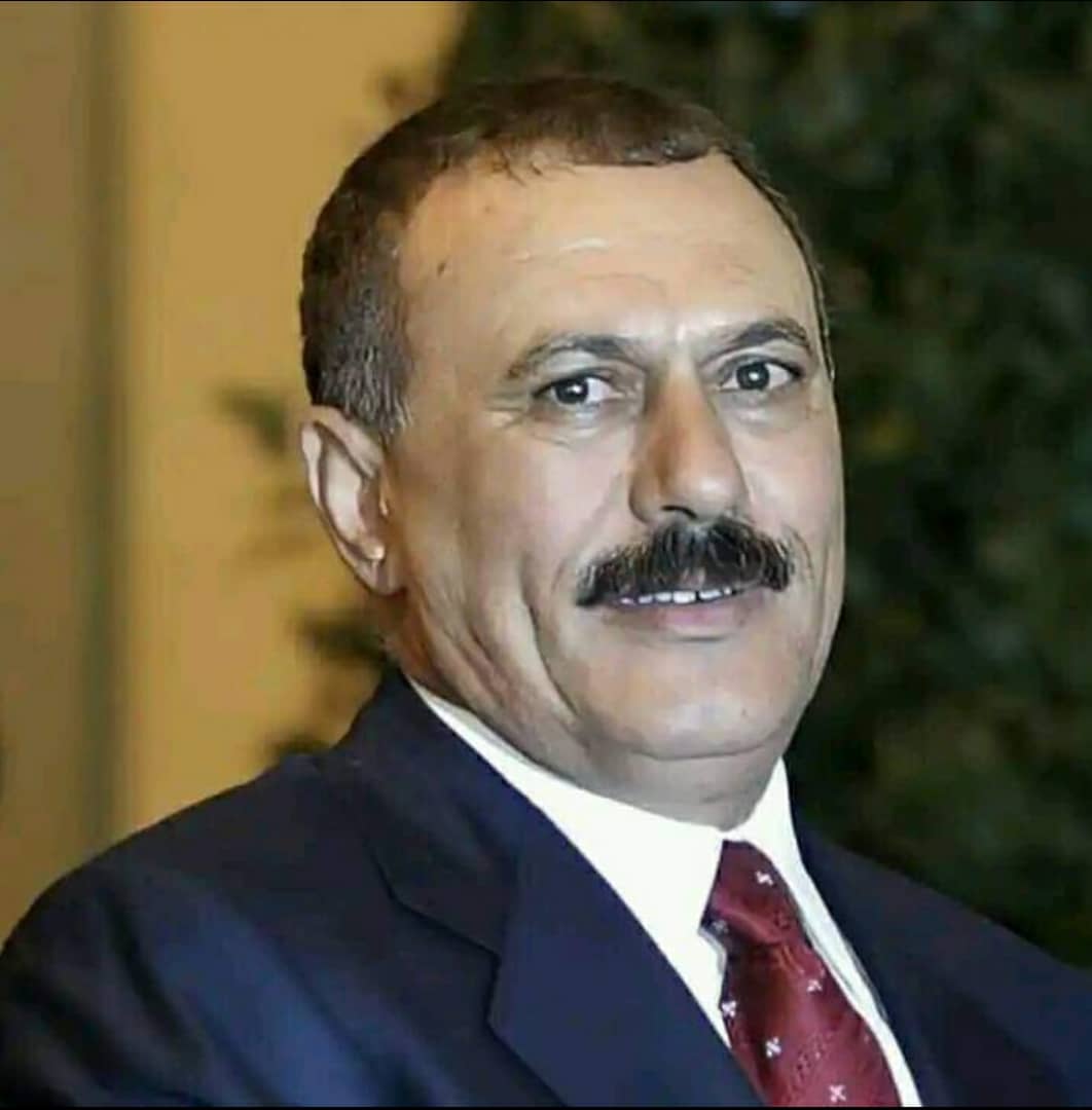 Sep733's tweet photo. الشرفاء يخوضون المعارك من أجل أوطانهم والعملاء يبيعون أوطانهم من أجل بطونهم 
شتان بين من يضحي بنفسه من أجل وطنه وبين من يبيع وطنه من أجل بطنه
الفرق كبير بين من ثبتوا وواجهوا المليشيا الظلامية من عتبات منازلهم دفاعا عن انفسهم وكرامتهم وبين من تركوا منازلهم عورة وفروا ببراقع نسائهم https://t.co/tW8odWCNqi