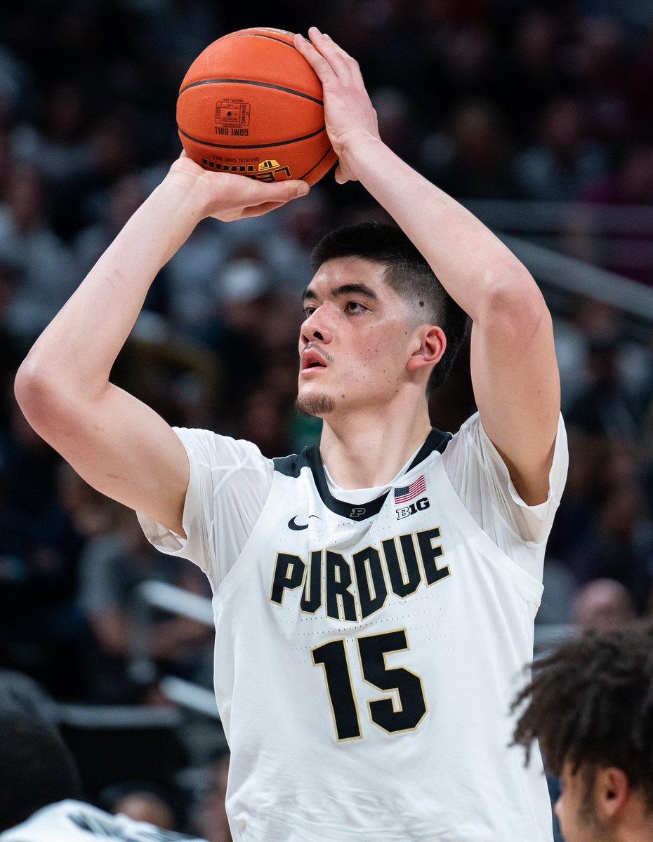 Zach Edey in his 2022-23 NPOY campaign:

31.7 MPG
22.3 PPG
12.9 RPG
1.5 APG
2.1 BPG

Led Purdue to a 1 seed as a junior. 

He’s back.🚂