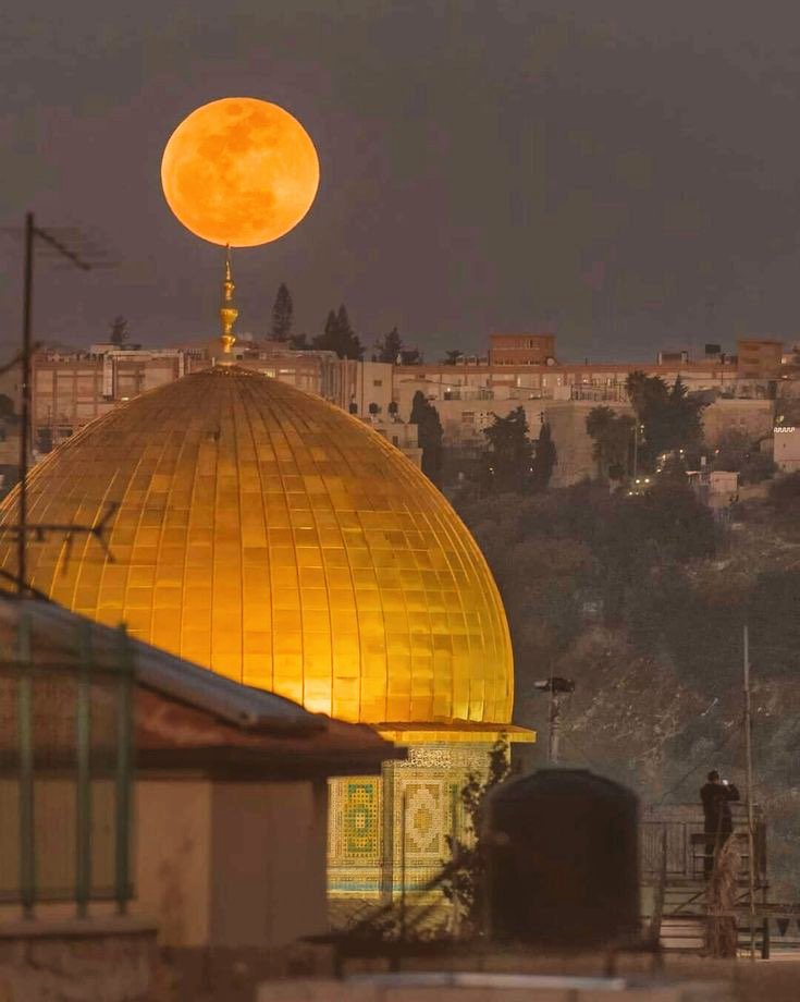 Arabbeau's tweet photo. The moon in Jerusalem - Palestine https://t.co/FMBkLq8s9t