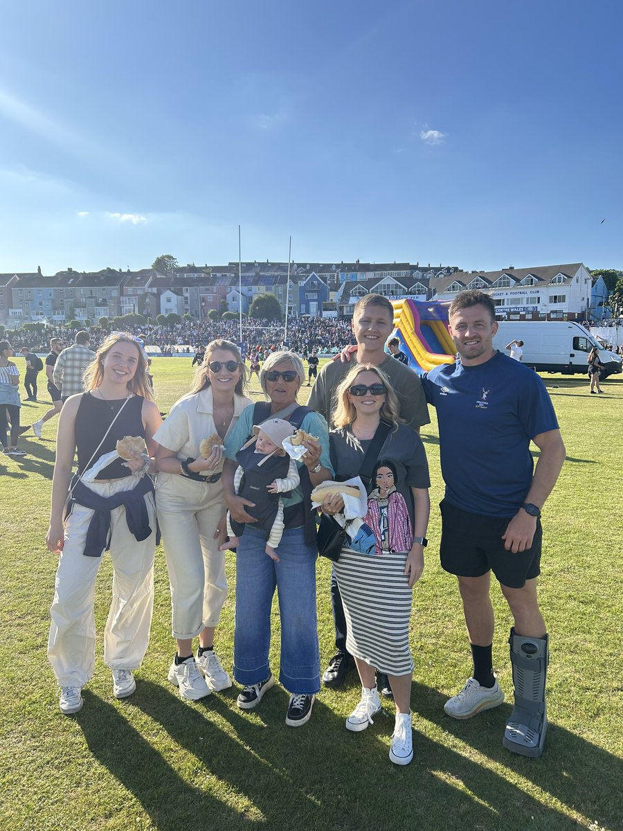 Lloyd Evans tweet media