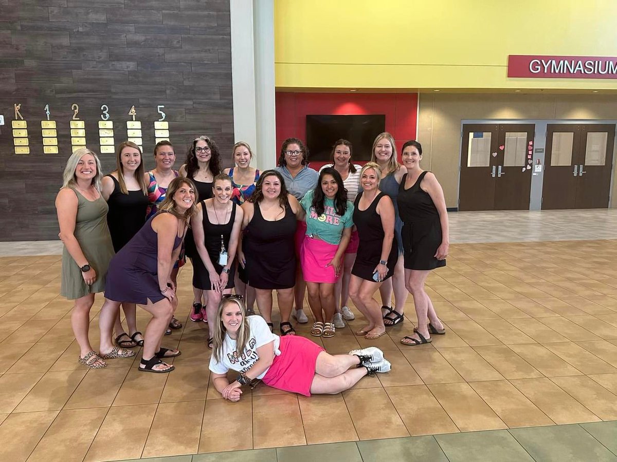 BanditsMom62's tweet photo. @OldNavy #teachers who love the soft shelf-bra dress https://t.co/23VtMPEFzZ