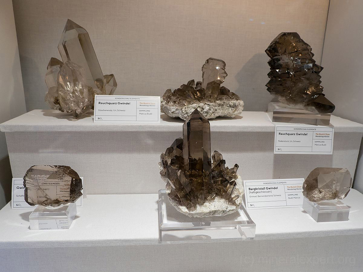 Lovely selection of killer quality smoky #Quartz from various Alpine localities in Switzerland.

#gwindel #minerals #crystals #mineralcollecting #mineralexpert #rockhounding #mineralogy