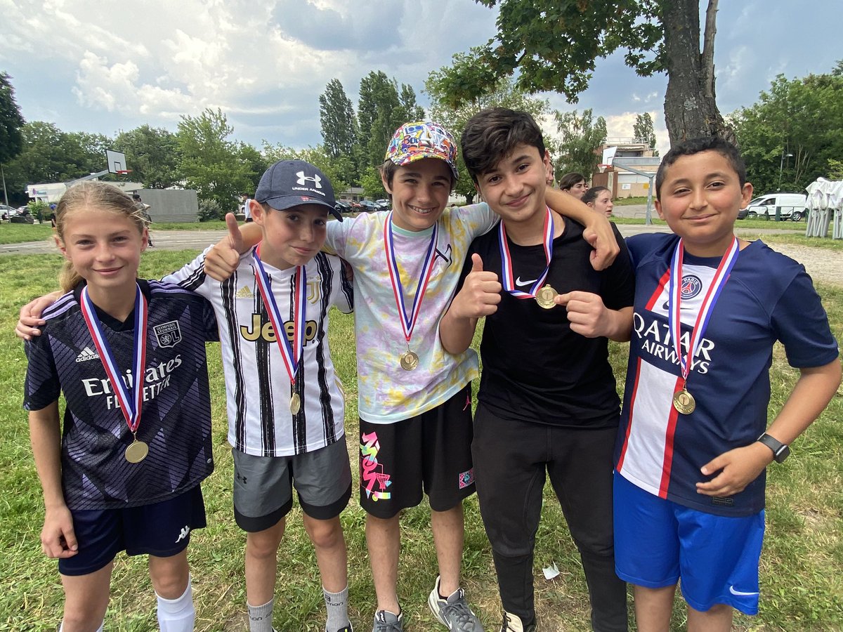 📸 Retour sur cette belle journée aux jeux du district UNSS NI. 
Bravo à notre équipe benjamine de Futsal qui remporte le tournoi et à notre équipe minime multi-sports qui termine 🥈 ! 👏🏻
L’équipe EPS les remercie pour leur engagement lors de cette journée <a href="/UnssIsere/">UNSS Isère</a> <a href="/acgrenoble/">Académie de Grenoble</a>