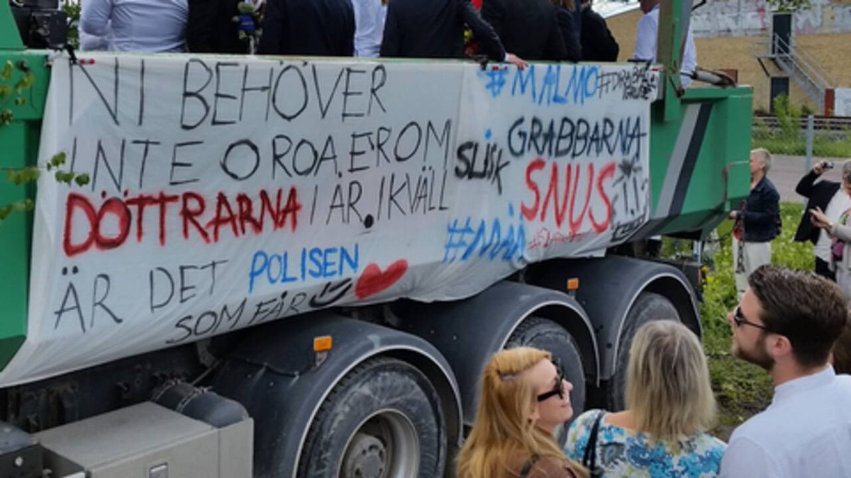 leffesture's tweet photo. Fattar inte varför man ska hålla på att vifta med andra länders flaggor på studenten istället för att vara tacksam för allt Sverige gjort för en, precis som man brukade göra förut? https://t.co/flutcvwAEv