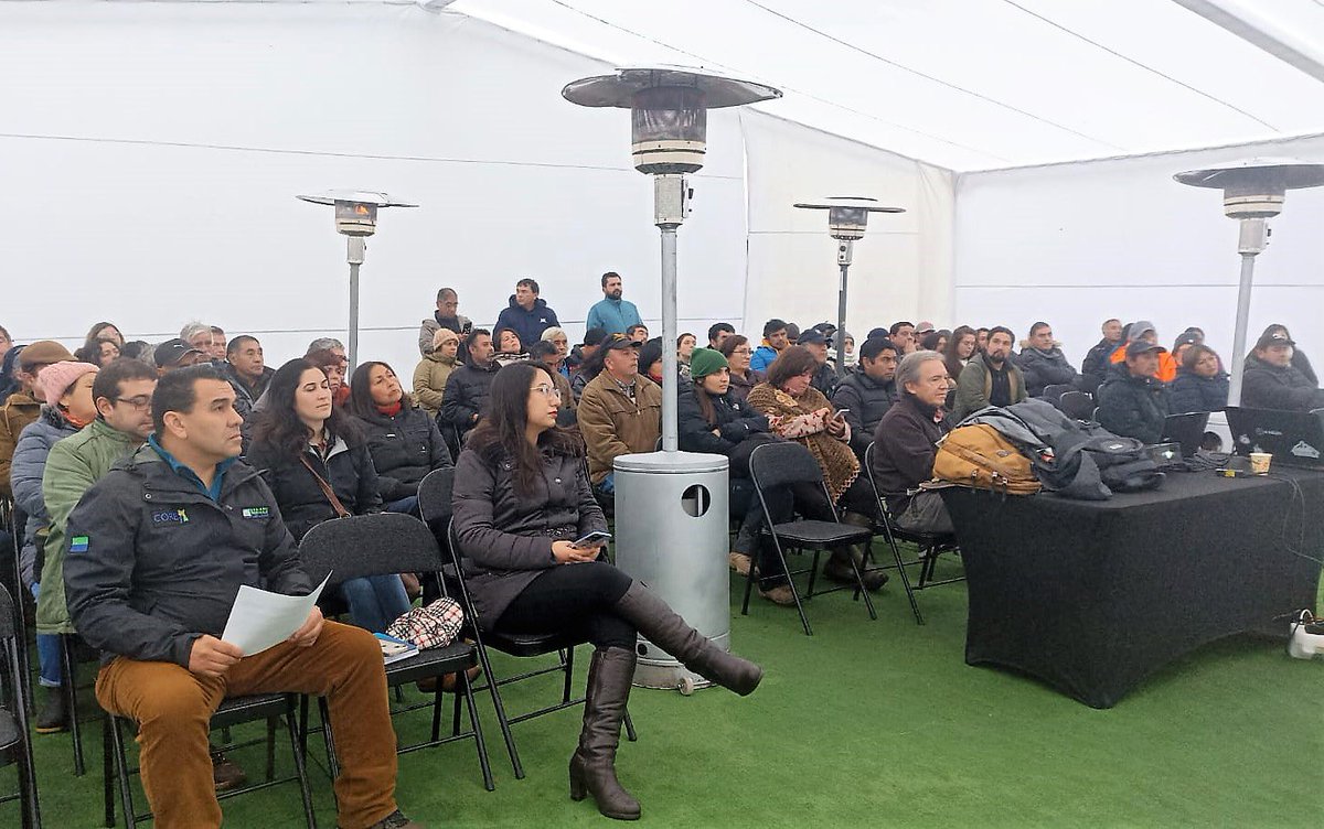 MinagriLosLagos's tweet photo. 🌱 CAPACITACIÓN | Seguimos capacitando sobre adaptación al cambio climático. Estuvimos en el Centro Experimental INIA Butalcura junto a más de 80 agricultores y agricultoras de #Chiloé para conocer especies forrajeras resistentes al déficit hídrico. https://t.co/PVahKcYkHp