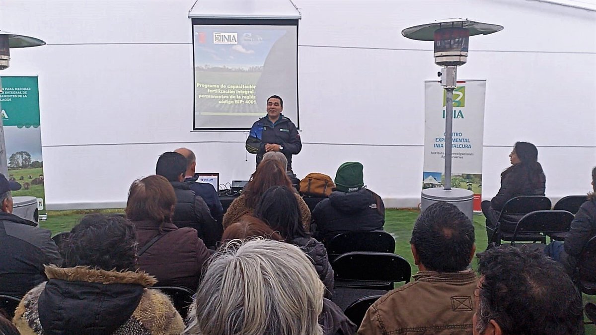 🌱 CAPACITACIÓN | Seguimos capacitando sobre adaptación al cambio climático. Estuvimos en el Centro Experimental INIA Butalcura junto a más de 80 agricultores y agricultoras de #Chiloé para conocer especies forrajeras resistentes al déficit hídrico.