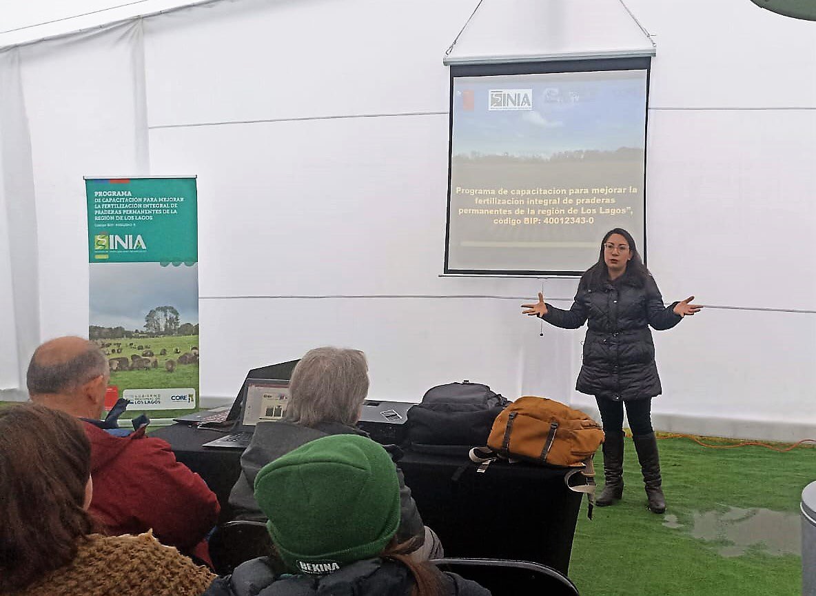 MinagriLosLagos's tweet photo. 🌱 CAPACITACIÓN | Seguimos capacitando sobre adaptación al cambio climático. Estuvimos en el Centro Experimental INIA Butalcura junto a más de 80 agricultores y agricultoras de #Chiloé para conocer especies forrajeras resistentes al déficit hídrico. https://t.co/PVahKcYkHp