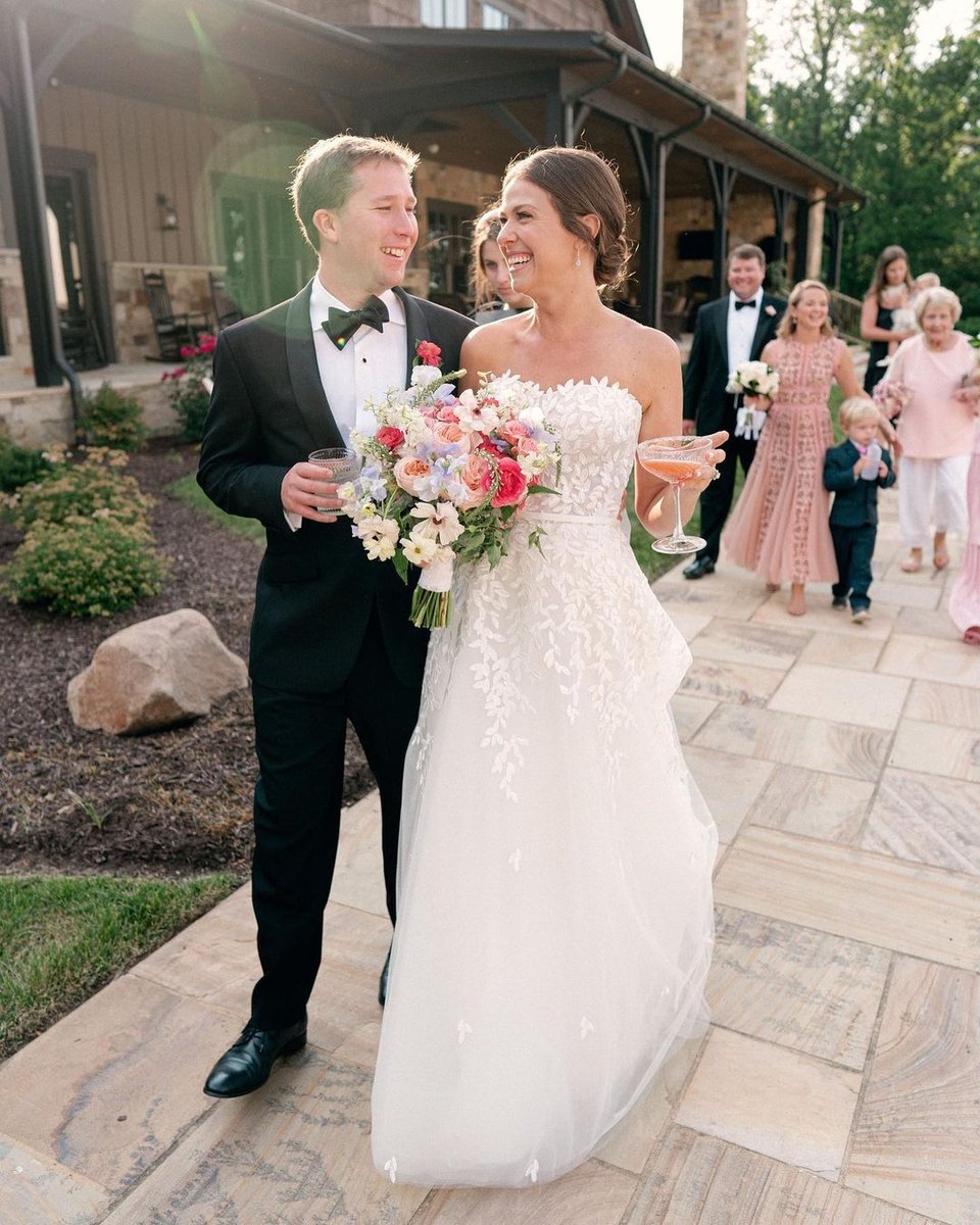 DesignCuisine's tweet photo. Sing a song of flowers, flowers all around ๐ Beautiful Bouquet from @amaryllisinc
#DesignCuisineEvents #DC #WashingtonDC #dcweddingplanners #dcweddings #dcbrides #dcfoodie #weddingcatering #dccatering #creativefood #foodie #weddingplanners #events #eventsdc #dmvcatering https://t.co/XYQsJCm06o