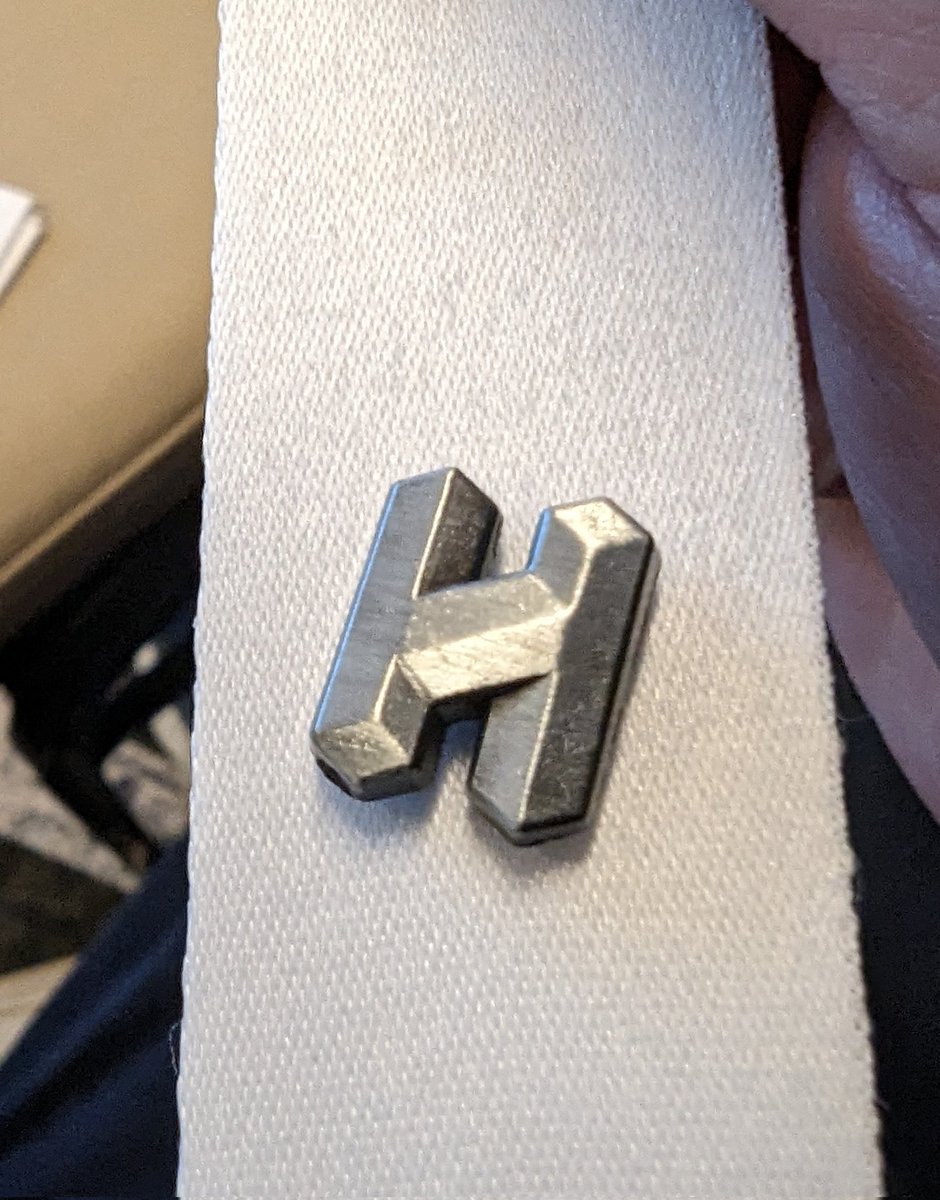 stronics's tweet photo. @erwingroen I got my hns pin from @MigsMachine, I am so happy to finally wear it! https://t.co/Mvw7MPQxRh