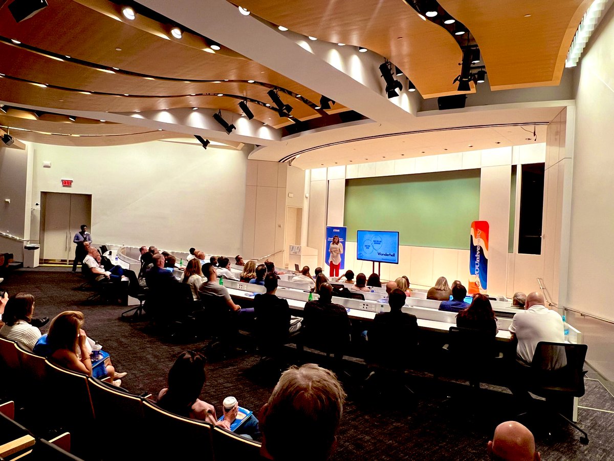 melanietc's tweet image. Welcome back @heylgo to @cadredc #YOUniversity!!! 🧡💙 #Wonderhell #UnNetworking