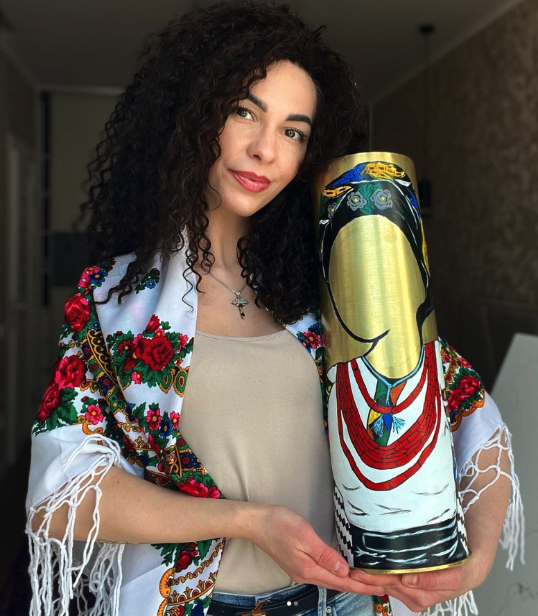 Own a piece of world history! You can bid on a one-of-a-kind painted mortar shell by Ukrainian artist Niya Bokhonko. Our donation drive and auction goes through June 5th: hubs.ly/Q01RRSg40

#HumanUnityFilm ukraine #supportukraine #defendukraine #ukrainedefenders #NAFO