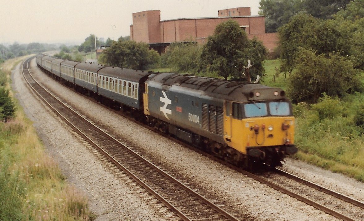 Kennington 7th August 1982
The 17:00 London Paddington to Oxford service storms past hauled by Large Logo liveried Class 50 diesel loco 50004 'St. Vincent' on a rake of Blue/Grey Mark 1 coaches
#BritishRail #Class50 #StVincent #Oxford #Paddington #trainspotting #Kennington 🤓