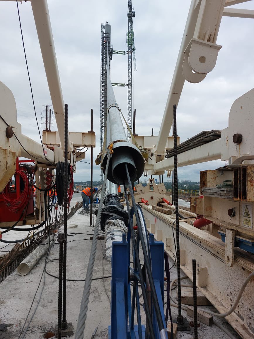 Recibimos a un grupo de periodistas para una visita guiada por el Puente Héroes del Chaco. Las explicaciones fueron dadas por el director de obras, Ing. Izan Lacerda. Tuvieron la oportunidad de conocer cada de detalle del emblemático proyecto que unirá el Paraguay con el mundo.