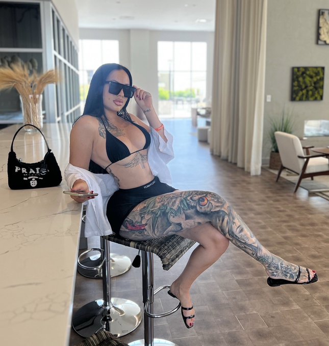 U like my tattoos? 🎨 https://t.co/eAUt0eLVxD