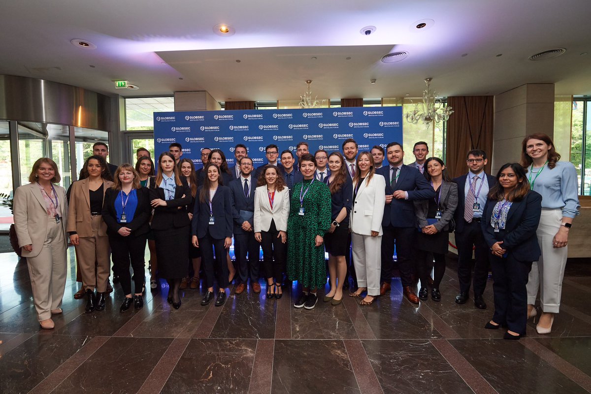Leaving Bratislava after 3 days rich of discussions and insightful meetings at #GLOBSEC2023. Such an honour to be part of the cohort of Young Leaders #GYLF and to join a conference with many high level guests including @EmmanuelMacron @vonderleyen @EP_President @NathalieLoiseau