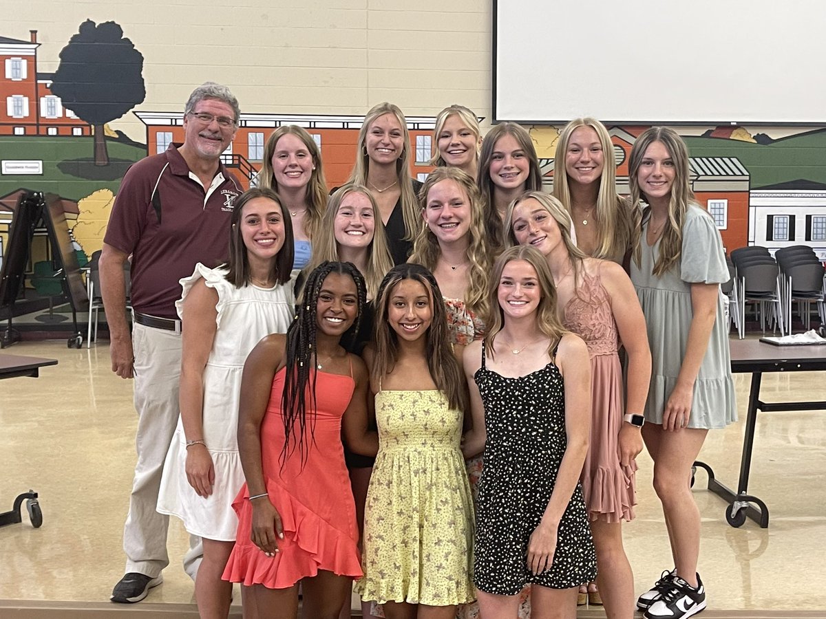 martincollier10's tweet photo. Honored to coach this group of sprinters/hurdlers/jumpers!
Lebanon is full of great kids and families. Talented and very fun group to be around!
Can’t wait for next spring!
#Ilikegoingfast
@LebanonAthDept https://t.co/5jIzAYA889
