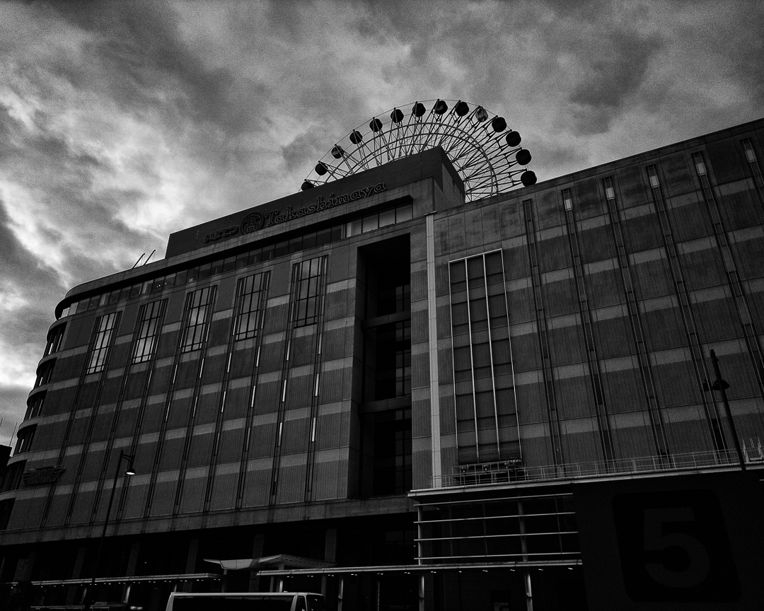 観覧車の街。 #高島屋 #松山市 #Ferriswheel #ig_japan #monochrome #blackandwhite #白黒写真 #シロクロ #note10lite #xiaomi #スマホ写真 #日常 #everydaylife