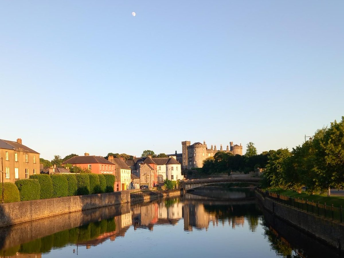 We love this view of Kilkenny Castle and the river Nore from the Lady Desart bridge! Kilkenny looks especially lovely on a sunny evening! 
#LoveKilkenny #VisitKilkenny #Kilkenny #Ireland  #IrelandAncientEast #RiverNore #KilkennyMedievalMile #OPW #HeritageIreland #StepIntoTheStory