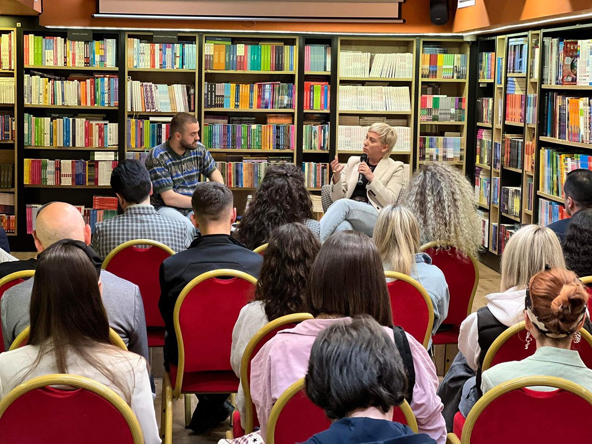 HalimiSibel's tweet photo. Një diskutim më ndryshe për politikën dhe trupin si konstrukt shoqëror dhe për politikën që mësyn kontrollin mbi trupin, sonte në Librarinë “Dukagjini”. 
Jashtëzakonisht e lumtur për interesimin e madh të audiencës për të njohur dimensione specifike të funksionimit të shoqërisë. https://t.co/o9OqFpBVuu