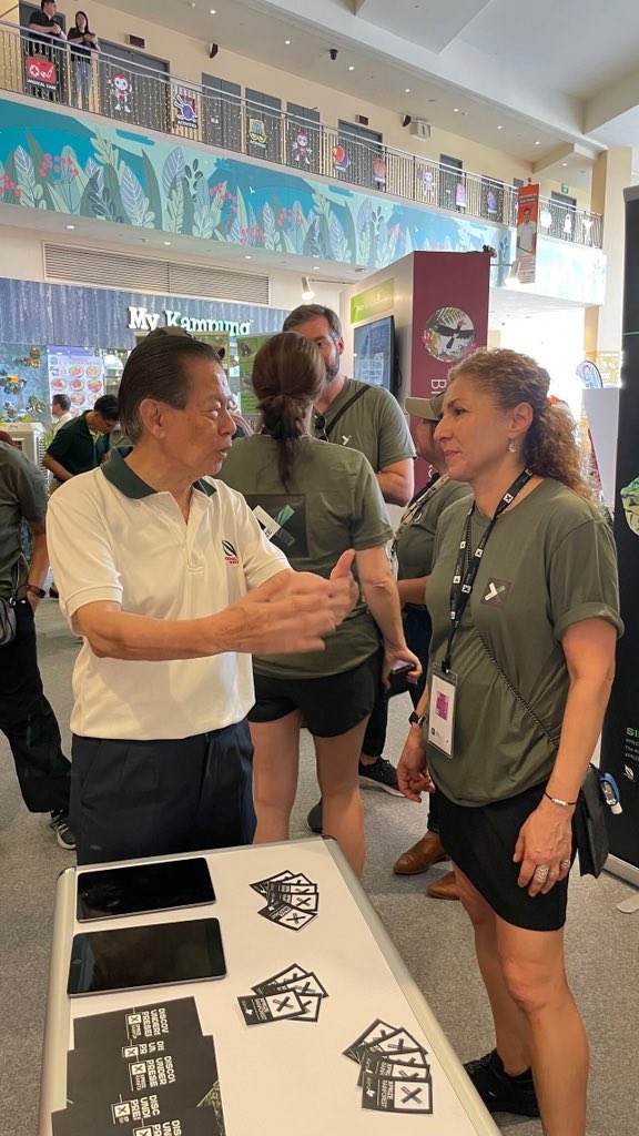 🌱XPRIZE CEO @AnoushehAnsari chats with an @NParksBuzz representative about #XPRIZERainforest at the Festival of Biodiversity in Singapore.

cc: @InstitutoAlana