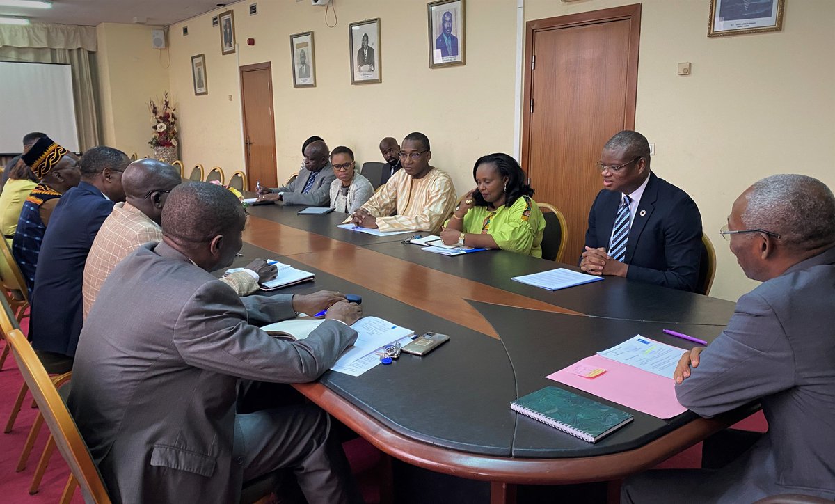 PNUDCameroun's tweet image. @aliouMdia, joined by UNDP HQ &amp;amp; CO colleagues, paid a courtesy visit to the Minister of Forestry &amp;amp; Wildlife, Jules Doret Ndongo.

They discussed UNDP's commitment to foster Gov's🇨🇲 Agenda on Forestry &amp;amp; Wildlife, to drive de #ClimatePromise #Biodiversity &amp;amp; #SustainableDevelopment