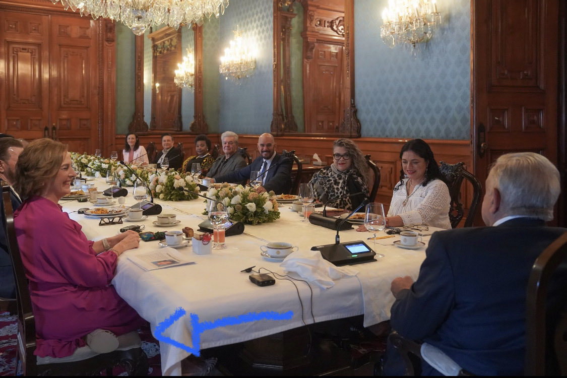 Invito a la escritora ⁦@BeatrizGMuller⁩ a respetar a los invitados a Palacio Nacional.
Los mexicanos merecemos que se muestre educación en ese recinto; es un acto oficial, no es su casa particular y usted está ahí como persona pública. 
Forma es fondo.