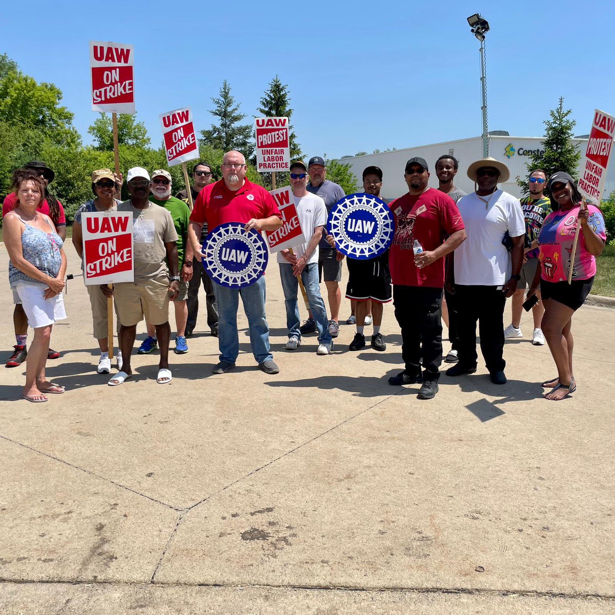 UAWLocal1284's tweet photo. UAW Local 1284 members showing their support and solidarity with our union brothers and sisters at Constellium Automotive who are on STRIKE, after weeks of the company refusing to bargain in good faith. https://t.co/n1E137jgMQ