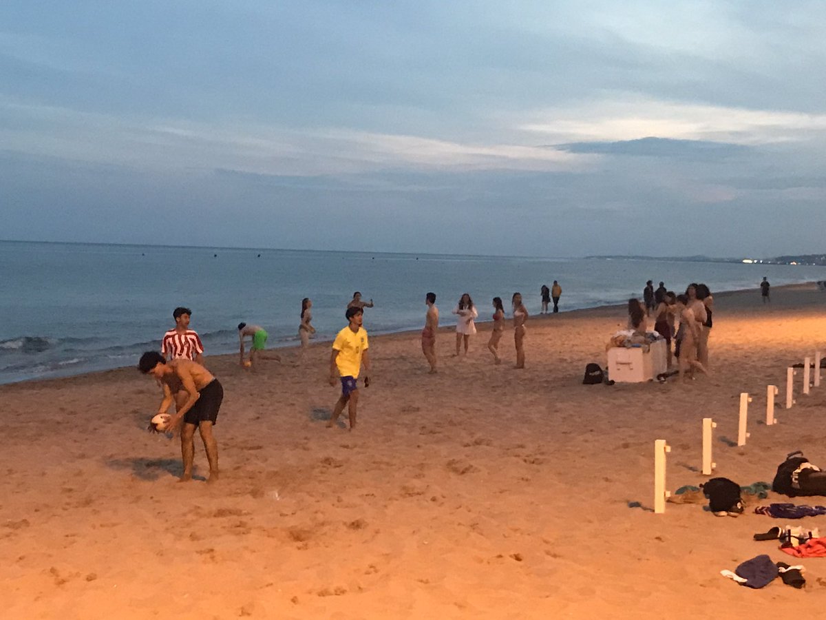 MattPodbury's tweet image. Unwinding after a day of fieldwork with some beach games #istlive