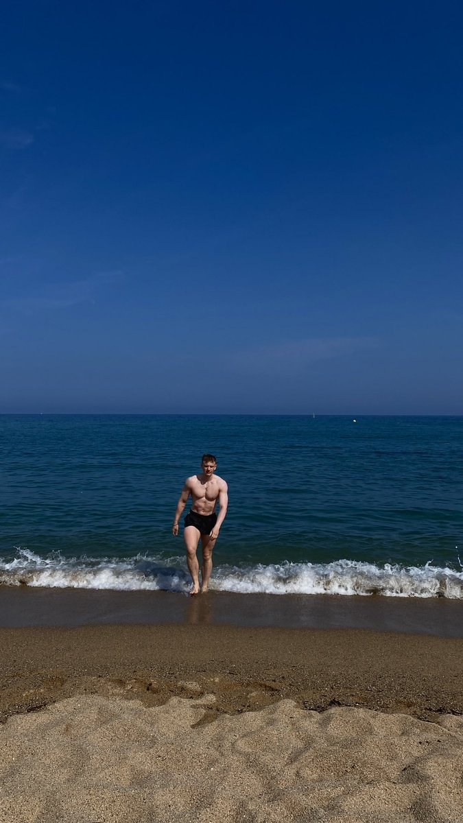 Constila1's tweet photo. Jemand baywatch auf wish bestellt? #fitness https://t.co/yN9rSSoyf2