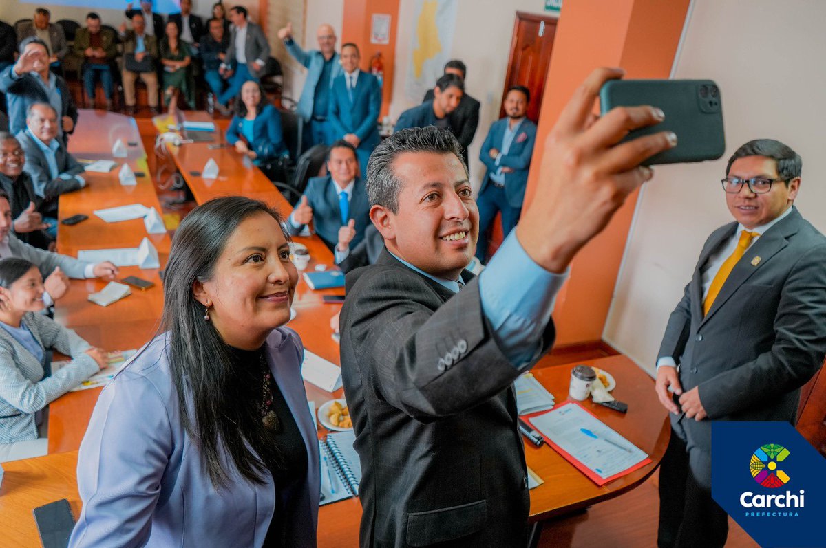 CarchiPrefectur's tweet photo. ¡Hoy, la unidad del Carchi se hizo presente! Nuestro Prefecto, Julio Robles, en compañía de la Viceprefecta, Verónica García y el equipo de la #NuevaPrefectura se reunieron con los Consejeros Provinciales en la Primera Sesión del Consejo Provincial del Carchi. 

#ComenzamosJuntos https://t.co/rDuWpuMWRT