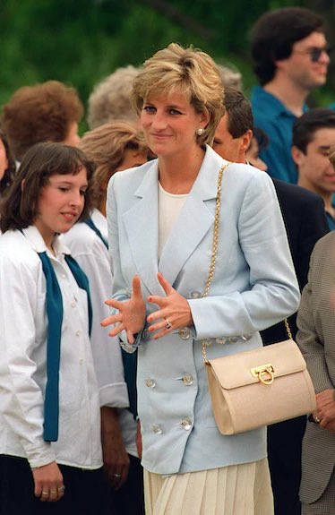 princess diana’s influence in fashion is undeniable, so here’s a thread of some iconic bags that she wore that have actually been named after her