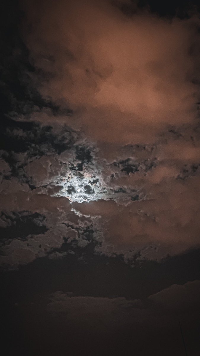 c4rz81's tweet photo. متى نلتقي تحت ضي القمر وأغني 
ناظريني يا سماء حتى أنا عندي قمر 🌝 https://t.co/kHDeGpN6LQ