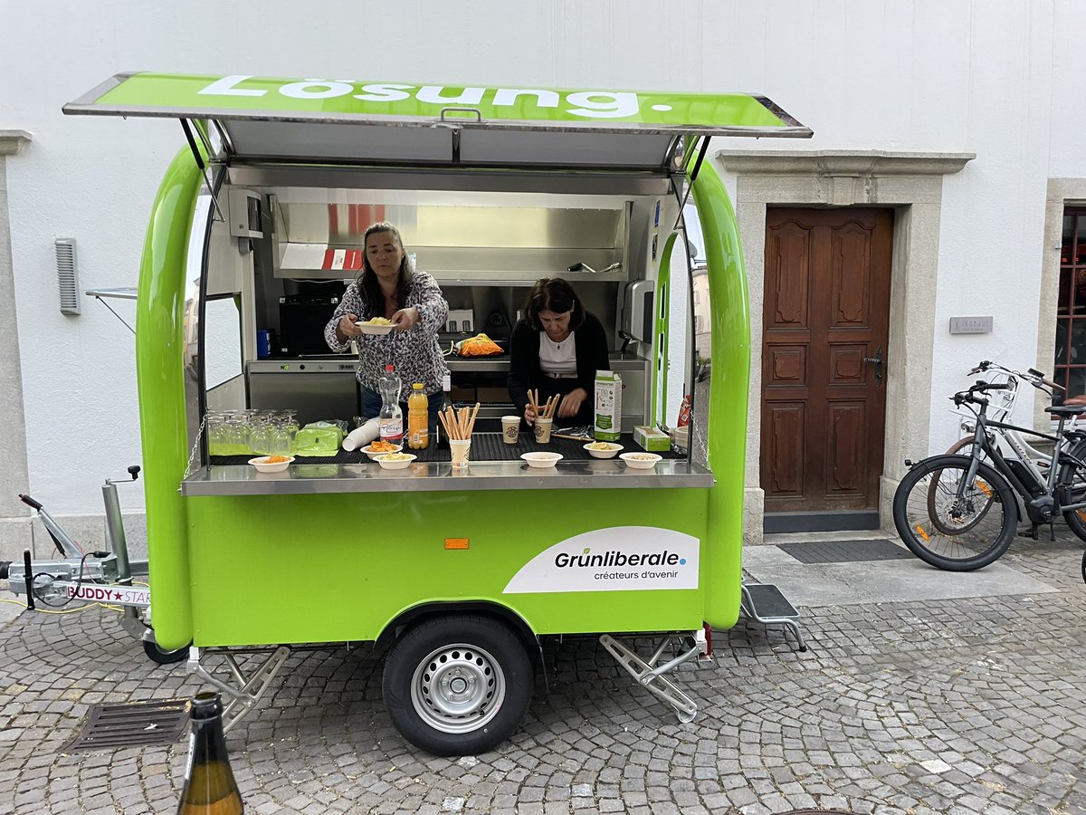 beatflach's tweet photo. Erster „echter“ Einsatz der #GLPwählbar in #Brugg mit @BarbaraPortmann und @AndreaRauber und @glp_ag ist gelungen. #MutzurLösung https://t.co/sn83b2GKz6