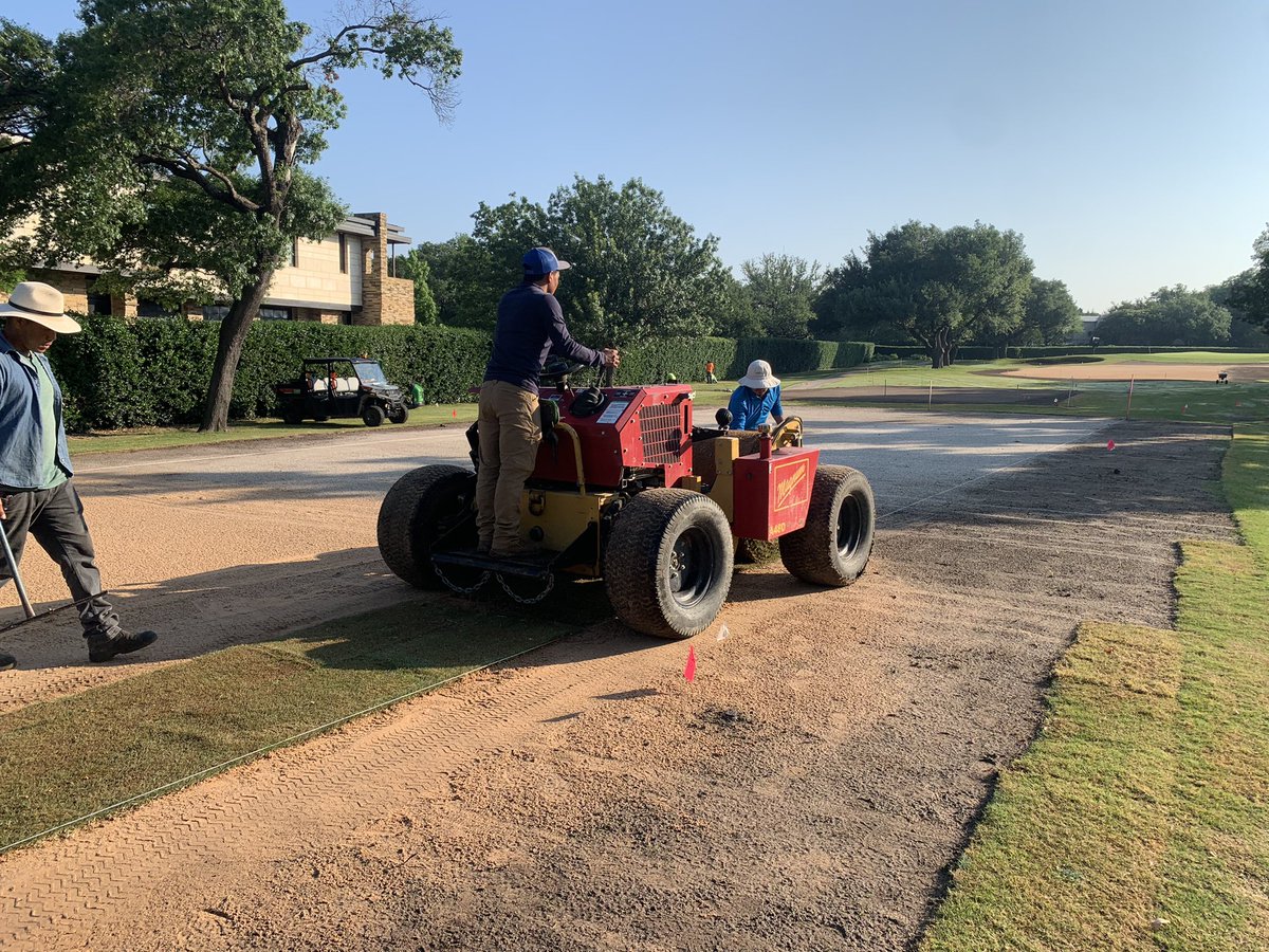 mggolfdesign's tweet image. Good visit to #DallasCC looking in on the project. #LaBar Golf has the train rolling with @odonnell_jon out front plowing in the irrigation. Drainage &amp;amp; sand cap have started &amp;amp; new Stadium Zoysia starting to roll in from RedBed Turfgrass for @KPhillipsGolf. #asgca #gcsaa #golf