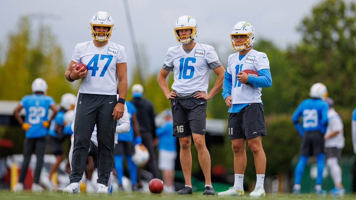 The #Chargers kicking battle between Dustin Hopkins and Cameron Dicker is already heating up.

My 3 observations from Wednesday's OTA session:

chargers.com/news/3-observa…