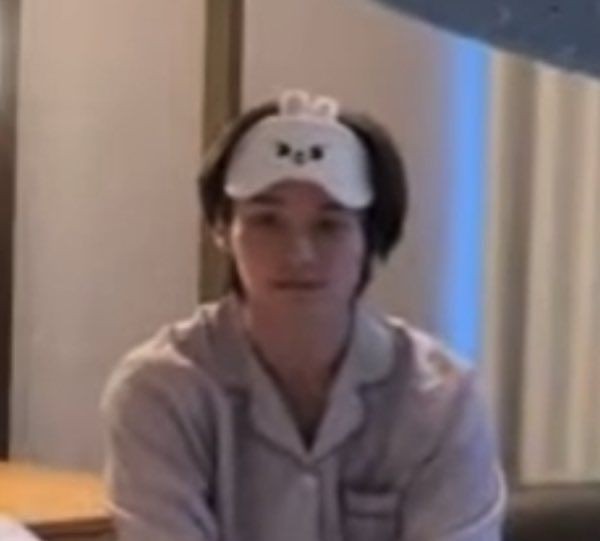 Vi las photocards de los chicos y hay algunas que van a tener dedos de ellos, PARA QUE QUIERO UN DEDO? JYPE no los descanses así pobrecitos jjssj